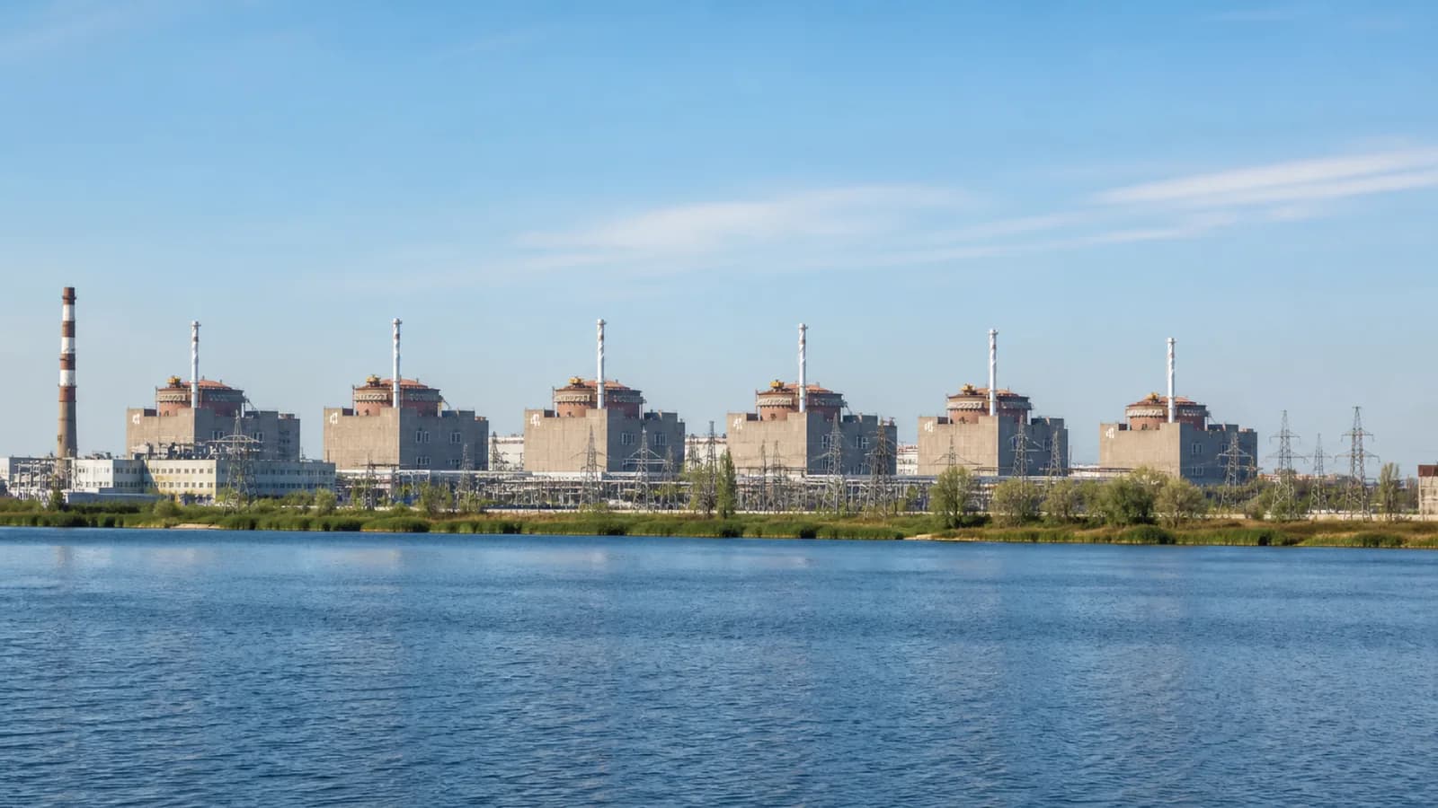 The Zaporizhzhia Nuclear Power Plant and its electrical infrastructure in daylight, illustrating the decision to raise spent-fuel pool water levels during continued off-site power risk. Illustration: NNN